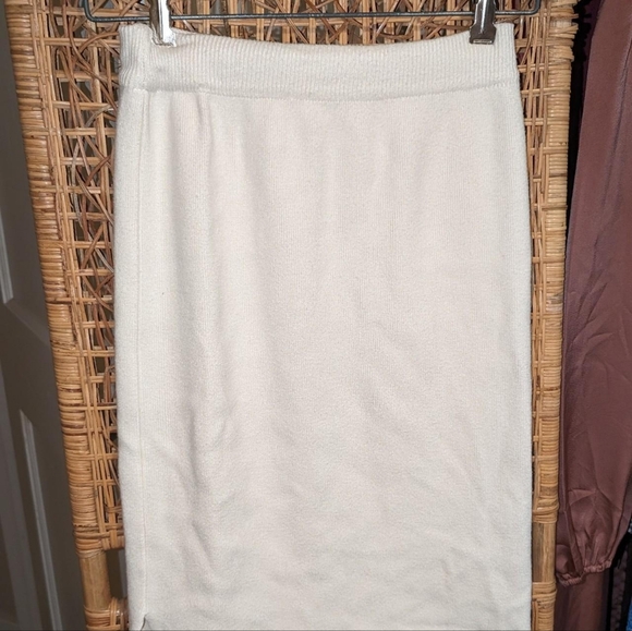 Knit White Sweater Skirt w Slit - Picture 3 of 6